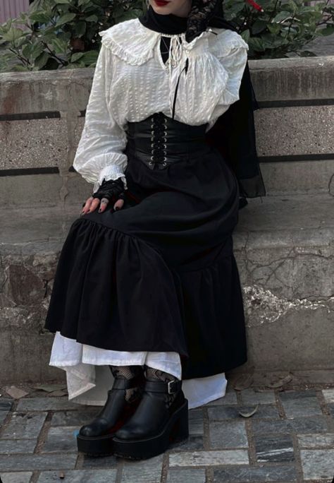 Victorian Grunge Aesthetic, Modernized Victorian Fashion, Lace Bolero Outfit, Victorian Modern Outfit, Victorian Gothic Outfit Women, Gothic Hijab Outfit, Vampire Outfit Aesthetic Victorian, Fashion Gothic Modern, Aesthetic Funeral Outfit