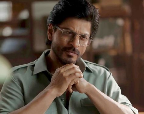 Shahrukh Khan look in Raees Movie Raees Srk, Shahrukh Khan Raees, Raees Movie, Shah Rukh Khan Movies, Srk Movies, Dear Zindagi, Mahira Khan, Photo Logo Design, Best Hero