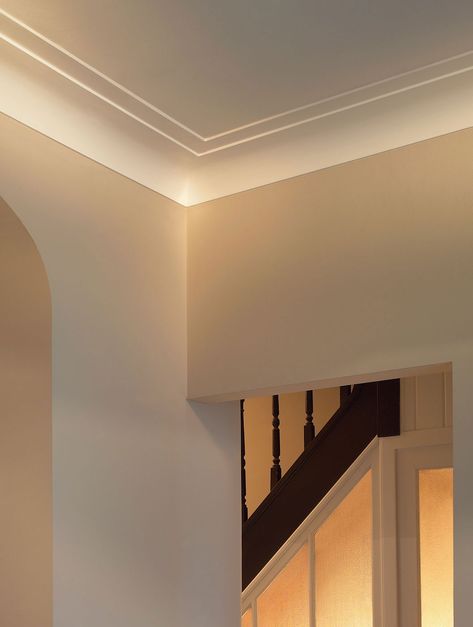 Crown Molding Modern Interior Design, Art Deco Molding Interior Design, Trim On The Ceiling, Trim Molding Ideas Ceilings, Simple Modern Crown Molding, Contemporary Crown Molding Ideas, Crown Molding Mid Century Modern, Transitional Molding Ideas, Art Deco Coving