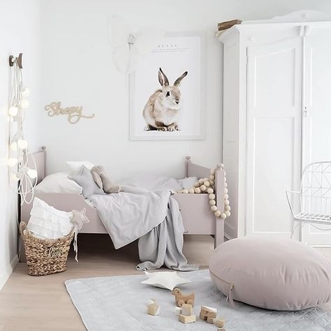 Instagram Inspiration: Scandinavian Kids' Room http://petitandsmall.com/instagram-scandinavian-kids-room/ Scandinavian Kids Bedroom, Scandinavian Kids Rooms, Scandinavian Kids, Kids Bedroom Design, Kids Room Inspiration, Toddler Bedrooms, Kids Interior, Big Girl Rooms, Baby Bedroom