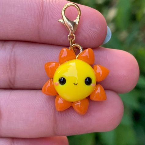 Cute Polymer Clay Keychains, Things To Make Out Of Polymer Clay, Cute Clay Keychains, Air Dry Clay Keychain, Kawaii Sun, Gifts Kawaii, Easy Clay Sculptures, Fimo Art, Clay Keychain