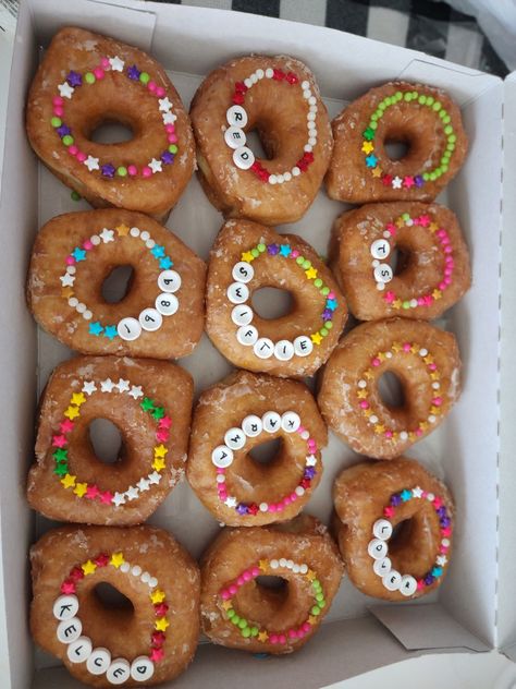 Friendship bracelet donuts, Taylor Swift party food, Swiftie Bracelets, Taylor Swift party Essen, Taylor Swift Favorite Food, Eras Party Food, Taylor Swift Brunch, Taylor Swift Treats, Taylor Swift Tea Party, Taylor Swift Party Ideas Food, Taylor Swift Birthday Party Food, Taylor Swift Snack Ideas