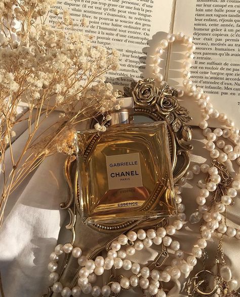 Tes, Jewelry Dior, Dior Necklace, Chanel #1, Glitter Jewelry, Gabrielle Chanel, Chanel Perfume, Luxury Aesthetic, Escape Game