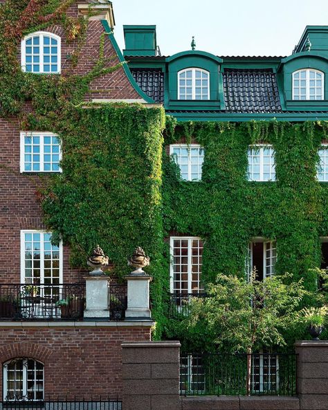 This redbrick Stockholm mansion, completed in 1916, has been Jeanette Mix’s home since 2002. “[It was] beautifully decorated with antiques… Architectural Digest, Stockholm, Tall Potted Plants, Calming Interiors, Historic Mansion, City Apartment, Old Building, Architectural Elements, Home And Family