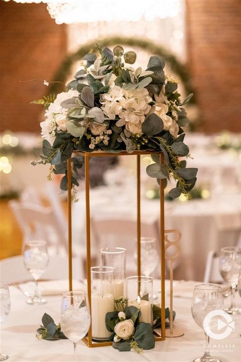 Center Wedding Pieces, Gold High Centerpiece Wedding, June Wedding Centerpieces Reception Ideas, Wedding Table Decorations Green And Gold, Tall Table Decorations Wedding, Weddings Centerpieces Elegant, Tall Gold Wedding Centerpieces, Centerpieces Wedding For Round Tables, Wedding Gold Centerpieces