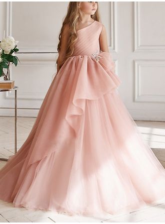 lalamira Discover the perfect flower girl dress with our Enchanted Blush A-Line Princess Gown. Featuring a sleeveless one-shoulder design, delicate floral details, and a charming sweep train for an unforgettable entrance. Shop now for a magical addition to any special day. #lalamira #Flowergirldress #princessgown #blushdress #oneshoulderflowergirldress #tullegownforgirls #pageantdresses #elegantchildren'sformalwear #sleevelessgirl'sgown #sweeptraindress #specialoccasiondressesforgirls Gaun Tulle, Beaded Flower Girl Dress, Girls Evening Dresses, Princess Evening Dress, Girls Bridesmaid Dresses, Girls Ball Gown, Kids Gown, First Communion Dresses, Gowns For Girls