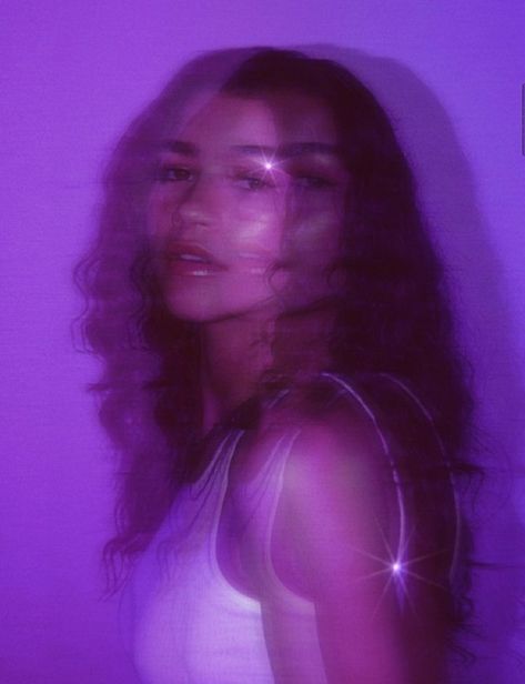 Great cinematography as per usual for Euphoria Euphoria Purple Aesthetic, Aesthetic Zendaya, Euphoria Purple, Zendaya Euphoria, Dark Purple Aesthetic, Psychology Quotes, Purple Girls, Foto Ideas Instagram, Purple Aesthetic