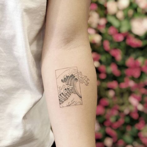 Hokusai Tattoo, Bohemian Tattoo, Art Inspired Tattoos, Small Forearm Tattoos, Tattoo Artwork, Cute Tiny Tattoos, The Great Wave, Waves Tattoo, 문신 디자인