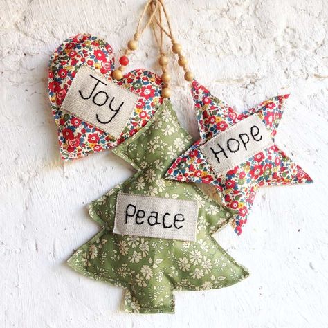 Deco Noel Nature, Liberty Christmas, Fabric Christmas Decorations, Sewn Christmas Ornaments, Christmas Decorations Sewing, Sewing Christmas Gifts, Christmas Fabric Crafts, Christmas Sewing Projects, Fabric Christmas Trees