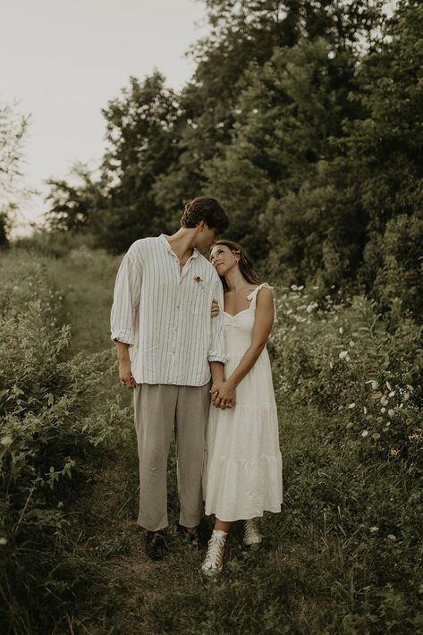 Filmy Couple Photoshoot, Engagement Photos Poses Tall Groom, Couples Photos Big Height Difference, Couple Photo Inspiration, Couple Session Photography Outfit Ideas, Backyard Couples Photoshoot, Engagement Photos Fairytale, Poses For Height Difference Couples, Subtle Engagement Photos