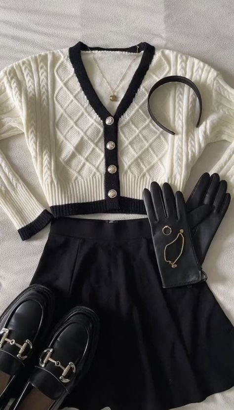 21 Old Money Looks for Winter that are Chic & Classy - The Catalog Stile Preppy, Chique Outfit, Gossip Girl Outfits, Paris Mode, Elegante Casual, Stil Vintage, Elegantes Outfit, Mode Inspo, 여자 패션