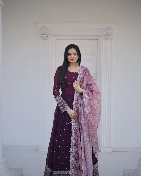 Indian Party Wear Gowns, Purple Anarkali, Latest Salwar Kameez Designs, Black Velvet Blouse, Embroidery Dupatta, Gown Indian, Sharara Designs, Organza Embroidery, Party Wear Gown