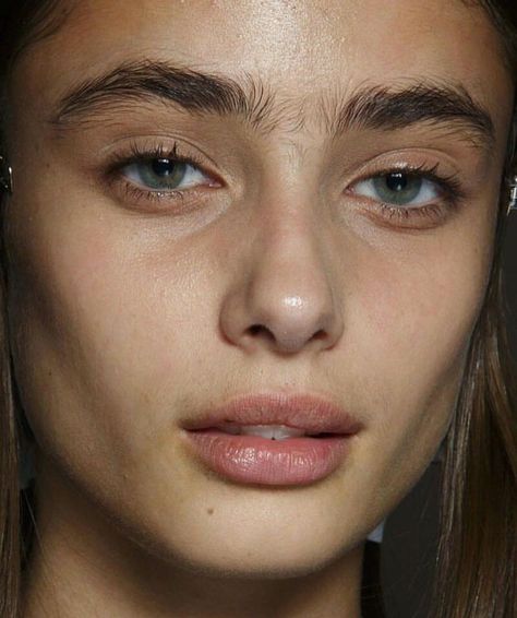 Taylor Hill Sherilyn Fenn, Bushy Eyebrows, Taylor Marie Hill, Thick Eyebrows, Natural Brows, Natural Eyebrows, Taylor Hill, Face Photography, Irina Shayk