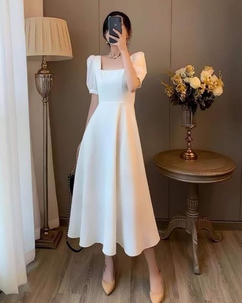 White Dress Graduation Classy, Modest Graduation Outfit, All White Party Outfits, Graduation Dresses Long, White Outfits For Women, Long Frock Designs, Simple Frock Design, White Dresses Graduation, Simple Frocks