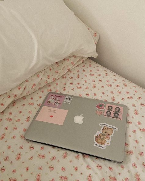 Laptop Decoration, Laptop Case Stickers, Macbook Stickers, Computer Sticker, Macbook Wallpaper, Study Motivation Inspiration, Lukisan Cat Air, Instagram Baby, Computer Case