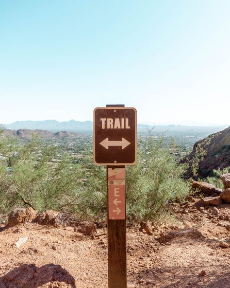 Trail sign on hike in Phoenix. Stay on Echo Trail. Nature, Hiking Pics, Mountain Hike, Trail Signs, Camelback Mountain, Instagram Locations, Hotel Plan, Photography Collage, Hiking Aesthetic