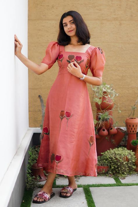 Simple Frock Design, Long Gown Design, Chiffon Frocks, Simple Frocks, Casual Frocks, Churidar Designs, Anarkali Dress Pattern, Simple Gowns, Simple Kurta Designs