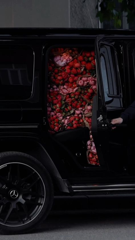 Cars With Flowers, Luxury Aesthetic Wallpaper, Car And Flowers, Flowers In Car, Peonies Aesthetic, Piones Flowers, Car Flowers, Peonies Wallpaper, Flower Instagram