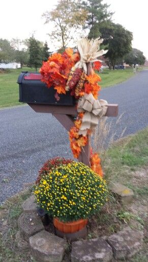 Fall Mailbox Decor! Natal, Fall Decorated Mailboxes, Fall Mailbox Decor, Decorated Mailboxes, Yard Decor Ideas, Mailbox Decorations, Mailbox Swags, Fall Mailbox, Mailbox Swag