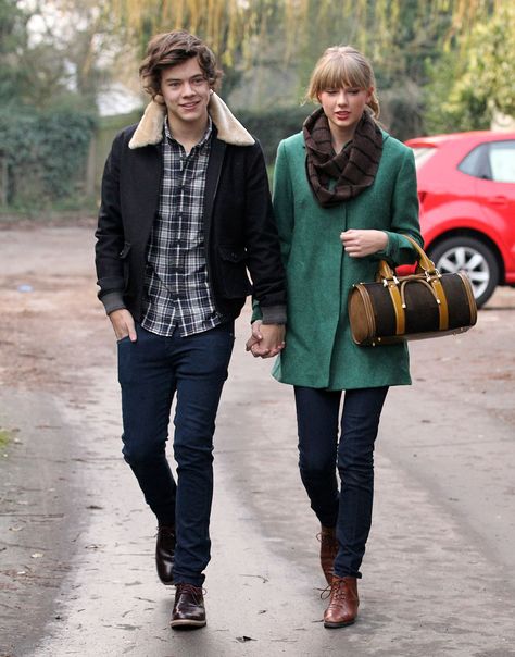 Let's Revisit That Hot Second Taylor Swift and Harry Styles Were Dating Taylor Swift Ex, Harry Styles Dating, Taylor Swift Boyfriends, Harry Taylor, Swift Wallpaper, Styles Aesthetic, Harry Styles Aesthetic, All About Taylor Swift, Taylor Swift Posters