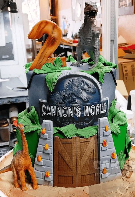 Jurassic Park Birthday Cake Ideas Images (Pictures) Jurassic Cake Ideas, Jurassic Park Birthday Party Cake, Jurassic Park Cake Pops, Jurassic Park Cake Ideas, Jurassic Park Birthday Party Ideas, Jurassic Birthday Cake, Jurassic Park Cake Birthdays, Jurassic Park Party Cake, Jurassic World Cake Ideas