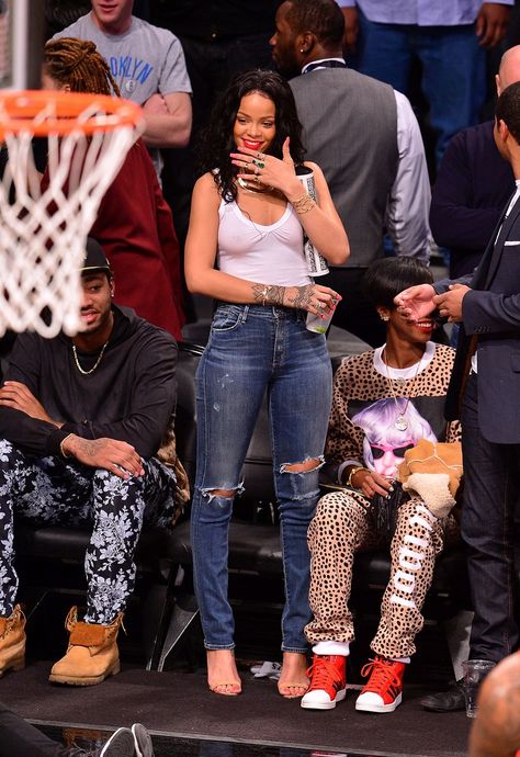 Rihanna Courtside at a Basketball Game Is Rihanna At Her Best Rihanna Courtside Outfits, Court Side Outfit Basketball Games, Rihanna Courtside, Nba Wife Aesthetic, Basketball Wife Aesthetic, Basketball Game Outfit Women, Basketball Game Outfit, Rihanna Street Style, Football Game Outfit