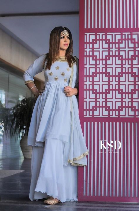 Patiala Suit Design, Suit Design Punjabi, Punjabi Suit Design, Patiala Salwar Suits, Pengantin India, Gaun Fashion, Indian Dresses Traditional, Salwar Kamiz, Pakistani Dresses Casual