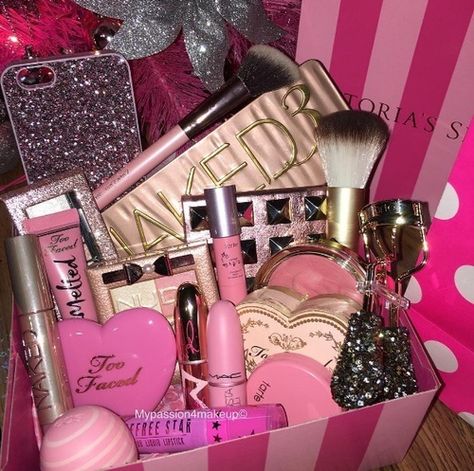 #make #secret #victoria #love #glitter #makeup  https://weheartit.com/entry/299671915 Makeup Gifts Basket, Makeup Basket, Budget Food, Couples Friends, Bff Birthday, Baby On A Budget, Diy Gift Baskets, Baby Mom, Birthday Gift Baskets