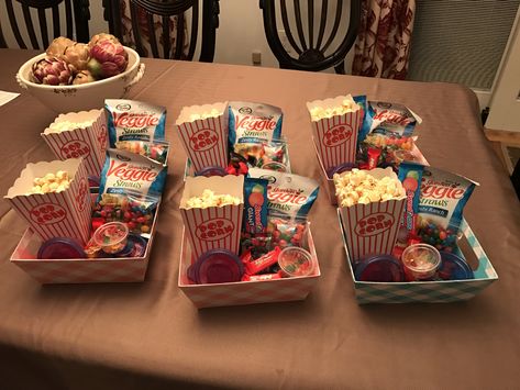 Movie Night Snack Packs for Kids Movie Night Snacks Box Ideas, Movie Snack Boxes Diy, Movie Night Snack List, Snack Board Sleepover, Home Movie Snacks, Pajama Movie Night Birthday Party, Movie Night With Family, Movie Food Ideas Snacks, Simple Movie Night Ideas