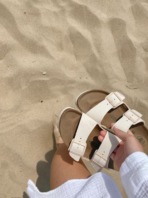 summer beach white birks Holiday Beach Aesthetic, Cute Summer Shoes Aesthetic, Aesthetic Summer Sandals, Sandles For Girls Aesthetic, Summer Vacation Shoes, Sandals For Summer 2024, Holiday Shoes Summer, Cute Beach Shoes, Summer Sandles 2024