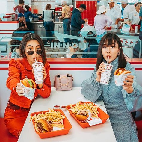 Double tap if you like In-N-Out Burger🍔 🍟 as much as we do! Sharing is caring, tag a foodie friend 👇 In N Out Photoshoot, Cafe 50s, Restaurant Poses, Summer Burger, Diner Aesthetic, In And Out Burger, Burgers And Shakes, Model Food, American Cafe