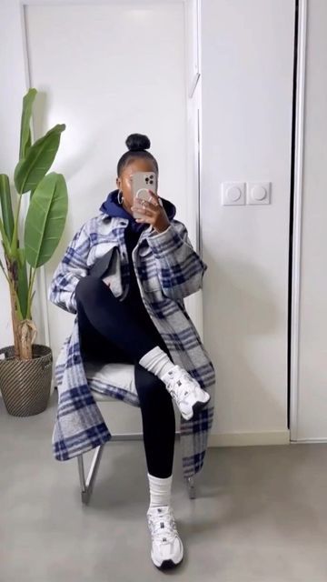 Long Windbreaker Outfit, Classy Streetwear Women Winter, Shacket Winter Outfit, Casual Streetwear Women Winter, Black Women Sophisticated Outfits, Cute Errands Outfit Winter, Play Date Outfit For Mom Winter, Female Streetwear Outfits Winter, Winter Hypebeast Outfits