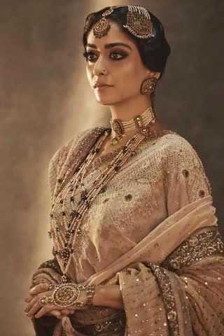 Indian Maharani Look, Royal Indian Outfits, Indian Royal Outfits, Indian Princess Royal Outfits, Indian Queens Royals, Heeramandi Look, Indian Princess Royal, Indian Royal Jewellery, Heeramandi Outfits