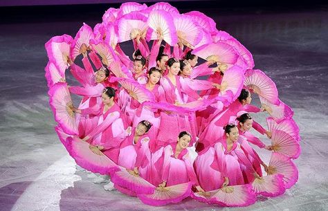 Human Flower Vietnamese Fan Dance, Rose Creature, Korean National Flower, Flower Fans, Human Flower, Chinese Dance, Korean Student, Fan Dance, Flower Dance