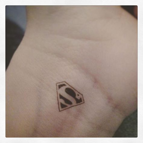 Superman Logo Tattoo, Superman Tattoo, Superman Tattoos, Logo Superman, Small Rib Tattoos, Black Superman, Rib Tattoos For Women, Logo Tattoo, Flame Tattoos