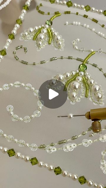 Tela, Beading Embroidery Tutorial, Sewing Beaded Fabric, Beads Embroidery Designs Beadwork, Tambour Embroidery For Beginners, Beads Work Embroidery Design, Tambour Beading Pattern, Embroidery Beads Designs, Tambour Embroidery Patterns