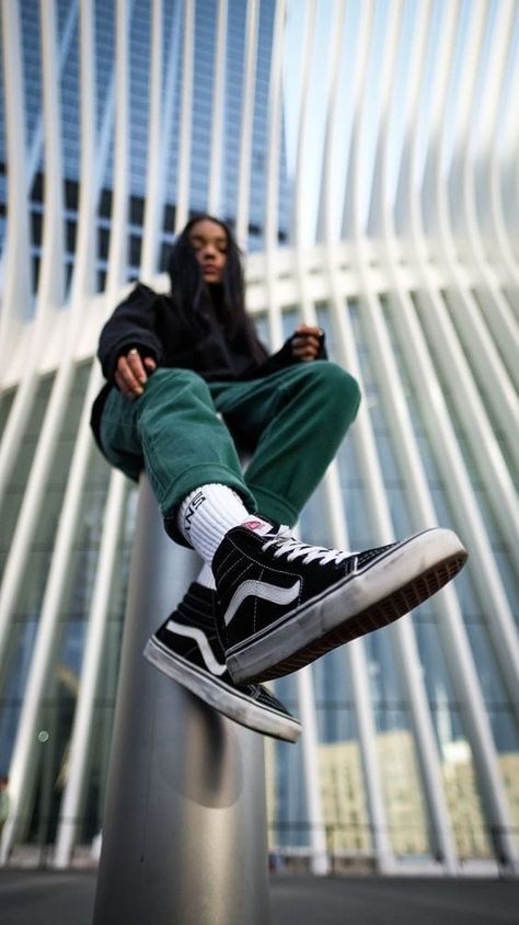 2020 Design Movements - Wide Angle Portraits - 20 Beautiful Examples Sneaker Poses, Vans Photography, In The Moment Photography, Street Wear Girl, Shooting Pose, Wide Angle Photography, Vans Girl, Fotografi Urban, Foto Portrait