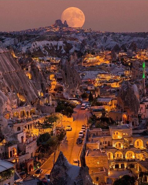 Best Places To Go on Instagram: “Full moon in Cappadocia - Turkey ❤️❤️❤️ . Pic by ✨@sennarelax✨ #bestplacestogo for a feature ❤️” Granada, Stonehenge, Yokohama, Fort Lauderdale, Monte Everest, Cappadocia Turkey, Underground Cities, Vilnius, Beautiful Views