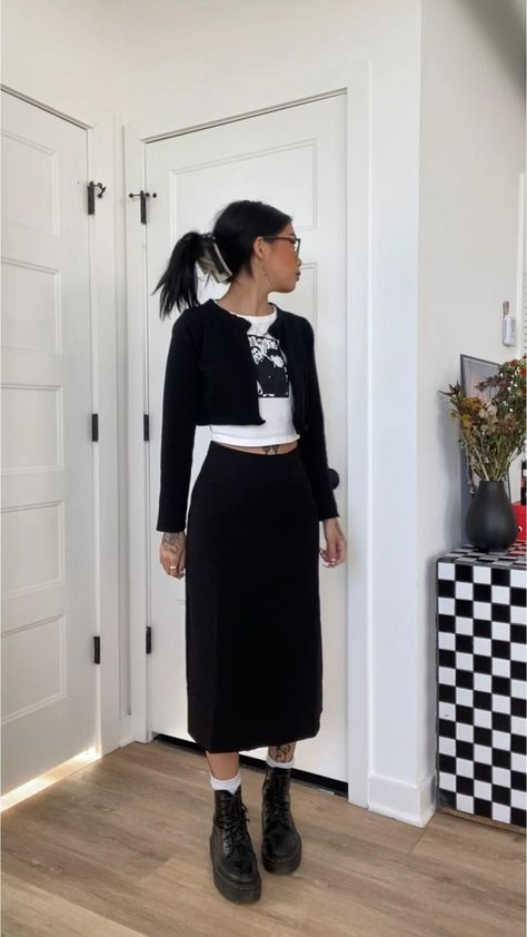 Black Skirt Outfit Aesthetic, Black Midi Skirt Outfit, Long Black Skirt Outfit, Black Pencil Skirt Outfit, Black Maxi Skirt Outfit, Outfit Recommendations, Pencil Skirt Outfit, Skirt Outfits Aesthetic, Midi Outfits