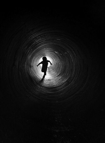 "Thy word is a lamp unto my feet, and a light unto my path." Psalm 119:105 Chiaroscuro, Dark Tunnel, Fotografi Urban, Black Paper Drawing, Foto Art, Dark Photography, Black White Photos, Foto Inspiration, Black N White