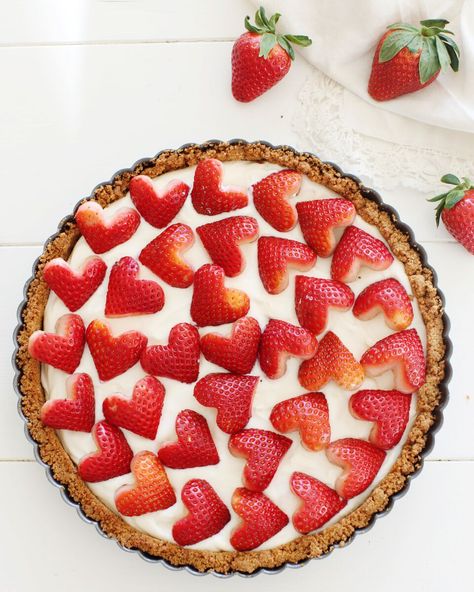 Strawberry & Cream Sweet-tart made with yogurt and topped with heart-shaped strawberries - perfect for Valentine's Day dessert ! Valentine Day Desserts, Strawberry Heart Cake, Heart Shaped Strawberries, Strawberries Ideas, Raspberry Brownie, Heart Desserts, Tart Vegan, Heart Baking, Fraiche Living