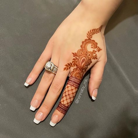 160+ Simple Mehndi Designs Perfect For Minimalist Brides! - ShaadiWish Minimalist Mehendi, Tattoo Mehndi Design, दरवाजा डिजाइन, Tattoo Mehndi, Palm Mehndi Design, Tato Henna, Easy Henna, Finger Henna Designs, Henna Tattoo Designs Hand