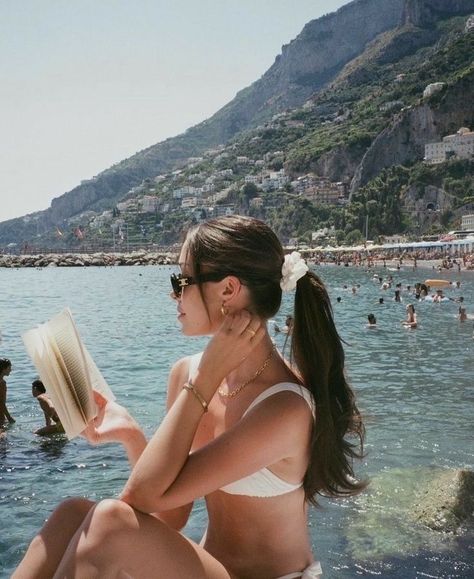 Skiathos, Summer Core Outfits, Royalcore Aesthetic, Girl Pp, Vacation Pics, Foto Glamour, Summer Poses, Hawaii Outfits, 사진 촬영 포즈