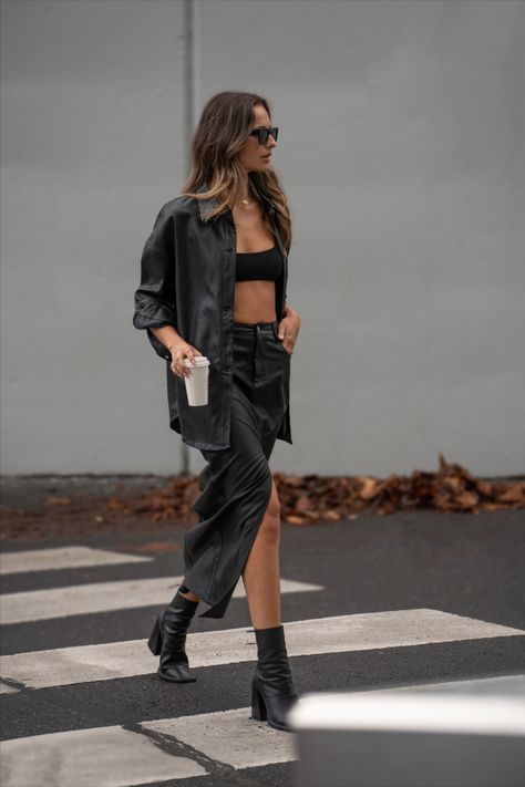 Oversized Shirt Skirt Outfit, Fall Outfits Night Out, Dj Concert Outfit, Leather Maxi Skirt Outfit, Oversized T Shirt Outfit, Leather Shirt Outfit, Black Shirt Outfit, Saturday Night Outfit, Leather Maxi Skirt