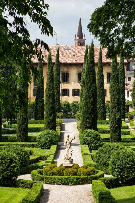 Italian Garden Landscaping, European Garden, Rustic Italian, Italian Countryside, Italian Garden, European Antiques, Mediterranean Garden, Garden Landscape Design, Garden Styles