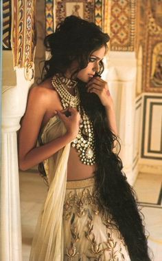 Beautiful middle-eastern woman Woman With Long Hair, Pengantin India, India Inspired, Estilo Hippie, Mode Boho, Long Black Hair, Desi Fashion, Indian Ethnic Wear, Beauty And Fashion