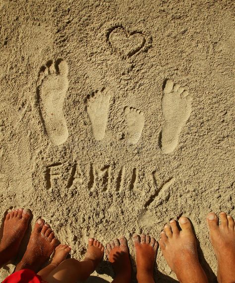Family Footprints, Family Beach Poses, Family Beach Pictures Poses, Creative Beach Pictures, Beach Photoshoot Family, Beach Photo Inspiration, Beach Poses By Yourself Photo Ideas, Beach Pictures Kids, Summer Family Pictures