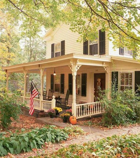 Farmhouse perfection: Farmhouse Exterior Paint Colors, Farmhouse Exterior Design, Farmhouse Front Porches, Casa Exterior, Old Farm Houses, House With Porch, Farmhouse Exterior, House Goals, Country Farmhouse