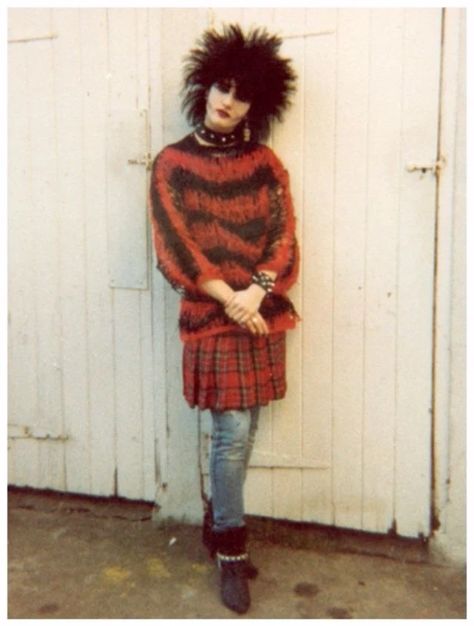 White of Face and Clad in Black, These 60 Amazing Candid Snapshots Capture Goth Scene of the 1980s ~ Vintage Everyday