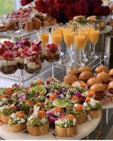Mothers Day Brunch Ideas, Chicken Bruschetta, Fest Mad, Party Food Buffet, Brunch Buffet, Party Food Platters, Birthday Brunch, Food Displays, Mothers Day Brunch